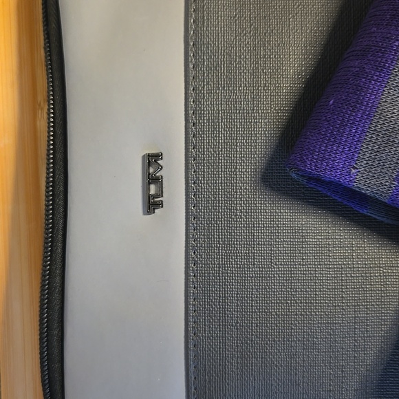 Tumi for Delta Airlines Gray Zippered Travel Pouch - Picture 2 of 11